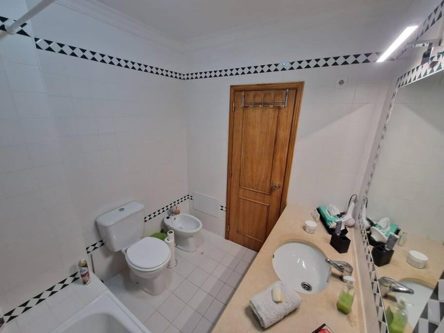 Charming Beachside Apartment- The Perfect Getaway! Αλμπουφέιρα Εξωτερικό φωτογραφία